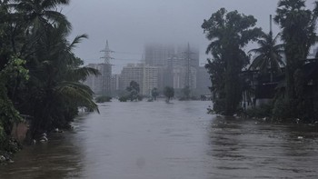 Kawasan pemukiman padat penduduk di Mumbai, Vasai, dan Ahmedabad, India, terendam banjir akibat rentetan hujan monsun ekstrem yang melanda sejak awal Juli 2026, memaksa warga menerobos genangan demi beraktivitas sehari hari. REUTERS/Francis Mascarenh