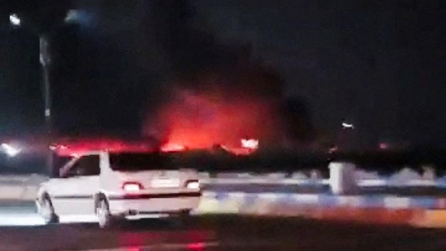 Detik-Detik AS Bombardir 80 Target di Iran, Api Berkobar