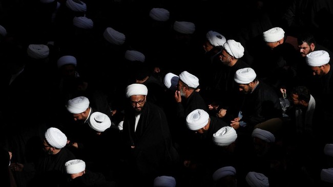 Clerics wait for the arrival of the coffin of Iran's late Supreme Leader Ayatollah Ali Khamenei, who was killed on February 28 in Israeli and U.S. airstrikes, on the day of a funeral procession for Khamenei, at the Imam Ali Shrine in Najaf, Iraq, Jul