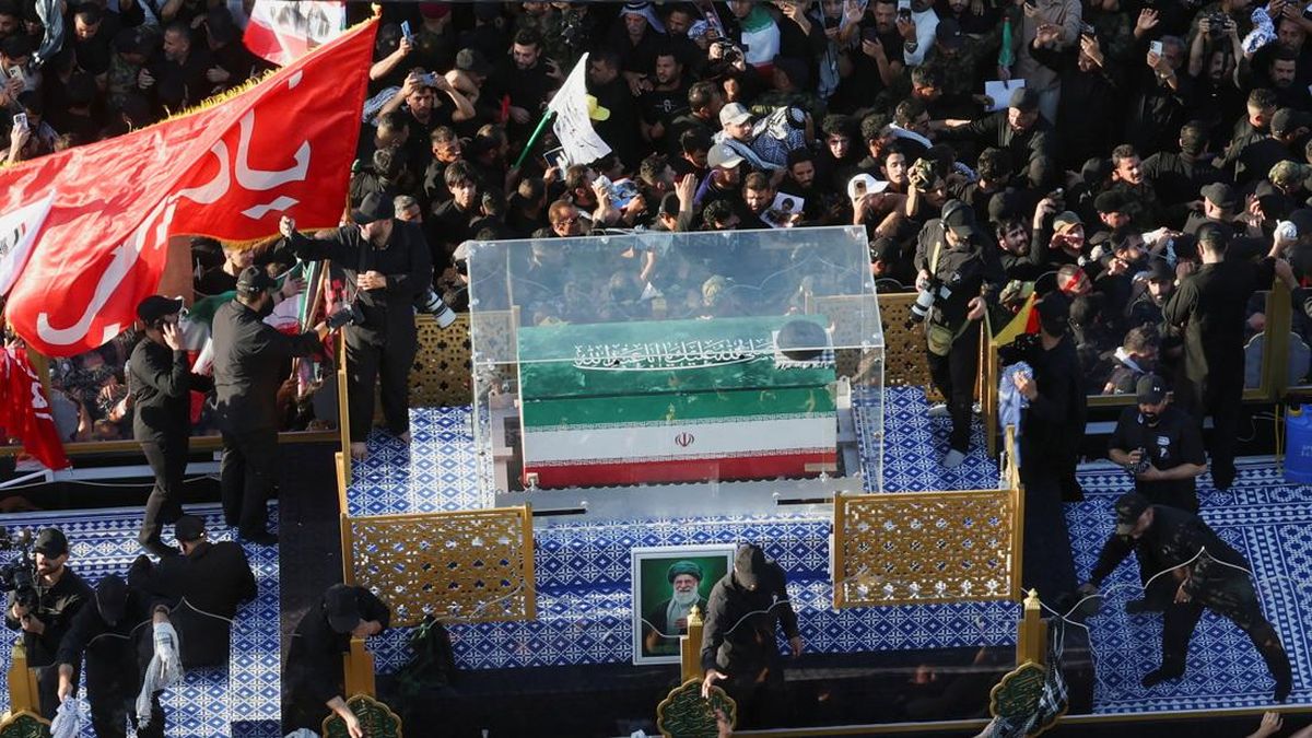 FOTO: Iring-iringan Peti Ali Khamenei Tiba di Kota Najaf Irak