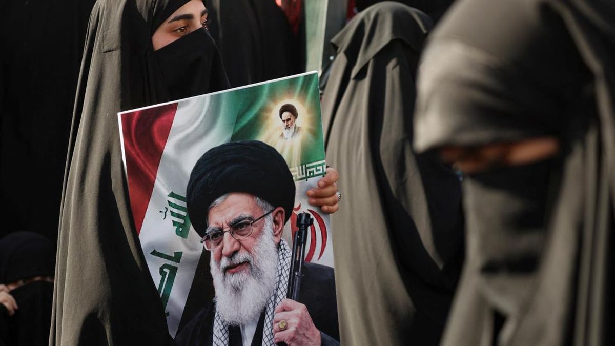 Prosesi Pemakaman Ali Khamenei di Mashhad Dimulai, Ribuan Hadir Berduka