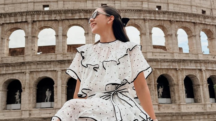 Get The Look: Tampil Chic dengan Polkadot Dress ala Jessica Mila