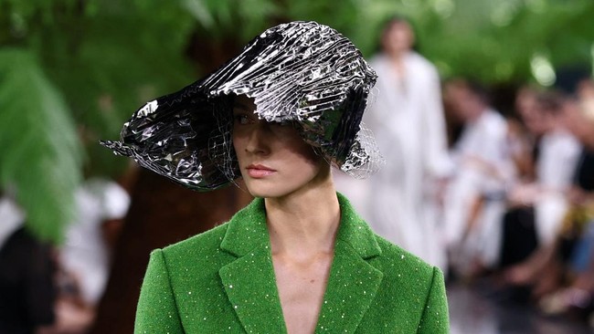 A model presents a creation by designer Jonathan Anderson as part of his Haute Couture Fall/Winter 2026-2027 collection show for fashion house Christian Dior in Paris, France, July 6, 2026. REUTERS/Sarah Meyssonnier