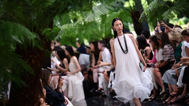 A model presents a creation by designer Jonathan Anderson as part of his Haute Couture Fall/Winter 2026-2027 collection show for fashion house Christian Dior in Paris, France, July 6, 2026. REUTERS/Sarah Meyssonnier