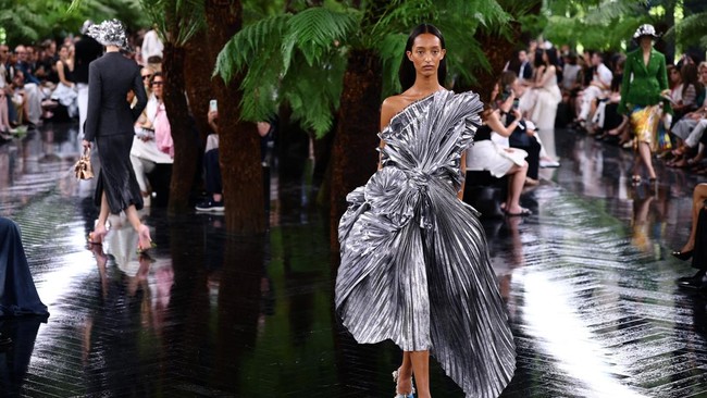 A model presents a creation by designer Jonathan Anderson as part of his Haute Couture Fall/Winter 2026-2027 collection show for fashion house Christian Dior in Paris, France, July 6, 2026. REUTERS/Sarah Meyssonnier