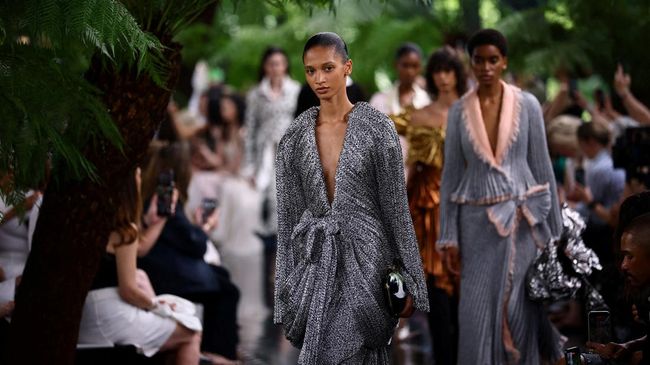 Pada musim dingin 2026/2027, Jonathan Anderson tengah mendefinisikan bagaimana Dior Couture akan dimaknai publik.