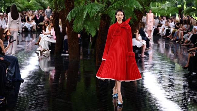 A model presents a creation by designer Jonathan Anderson as part of his Haute Couture Fall/Winter 2026-2027 collection show for fashion house Christian Dior in Paris, France, July 6, 2026. REUTERS/Sarah Meyssonnier