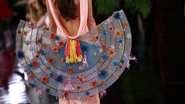 A model presents a creation by designer Jonathan Anderson as part of his Haute Couture Fall/Winter 2026-2027 collection show for fashion house Christian Dior in Paris, France, July 6, 2026. REUTERS/Sarah Meyssonnier