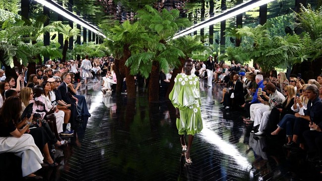 A model presents a creation by designer Jonathan Anderson as part of his Haute Couture Fall/Winter 2026-2027 collection show for fashion house Christian Dior in Paris, France, July 6, 2026. REUTERS/Sarah Meyssonnier