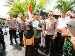 Momen Kapolri Diberi Hadiah Gambar oleh Siswi SD di Jembatan Merah Putih Presisi Riau