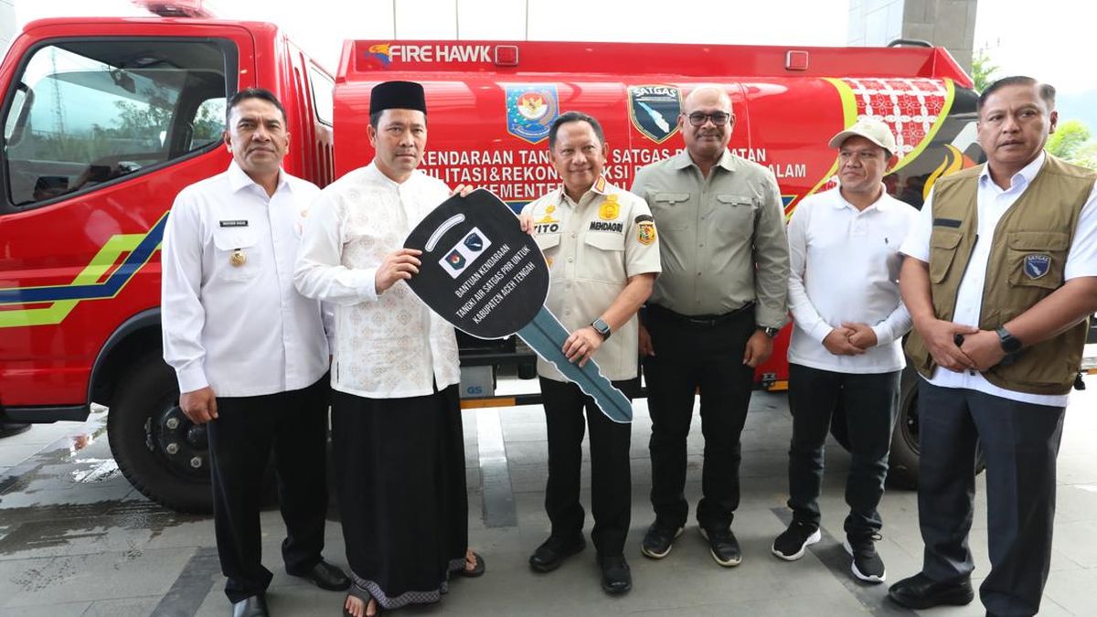 Tito Serahkan Kendaraan Tangki Air Multifungsi pada Pemkab Aceh Tengah