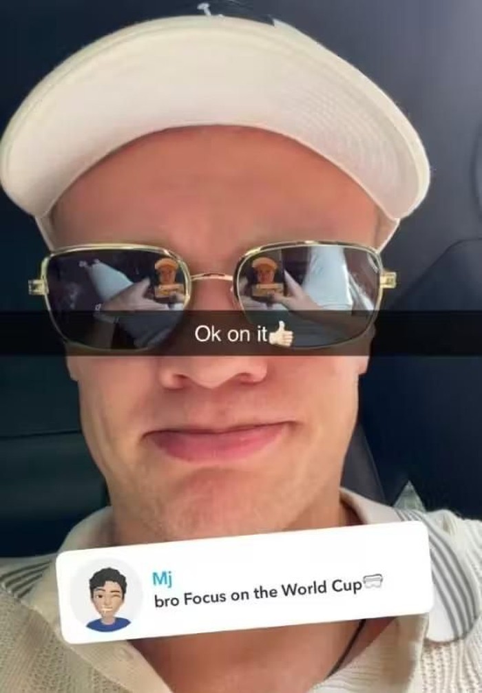 Saking seringnya main Snapchat, ada netizen yang menyuruhnya fokus pada Piala Dunia. Lagi-lagi, Haaland menjawabnya dengan santai!/Foto: Dok. Snapchat/Erling Haaland