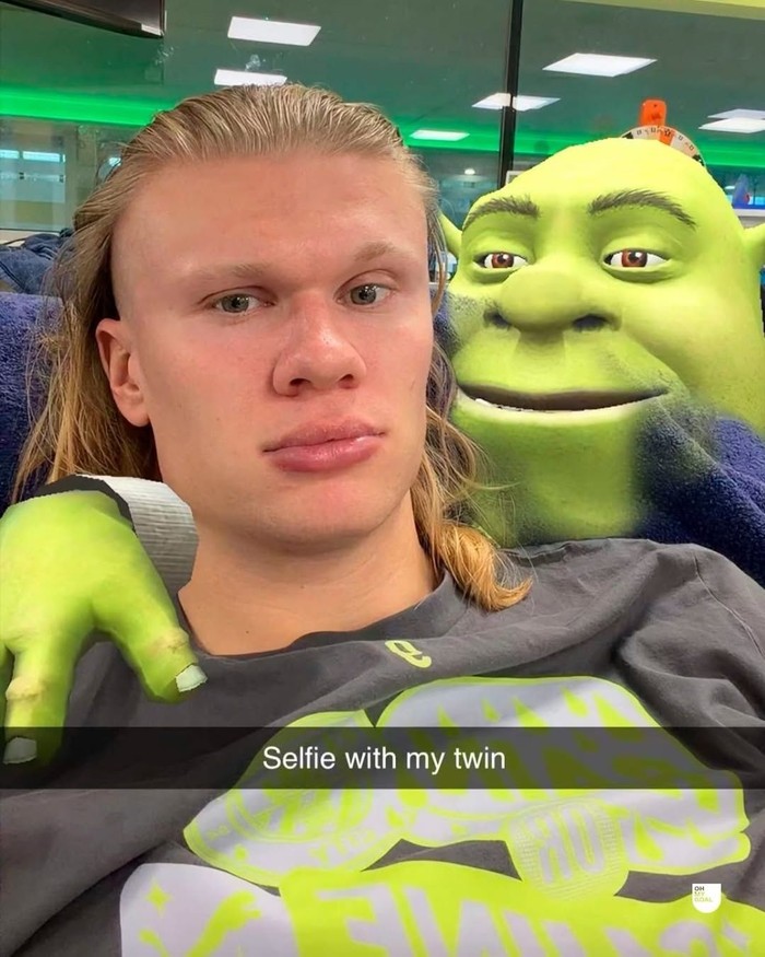 Rupanya Haaland juga suka bermain dengan filter Snapchat, nih, Beauties! Kali ini Haaland membagikan selfie dengan karakter Shrek yang ia sebut sebagai kembarannya/Foto: Dok. Snapchat/Erling Haaland