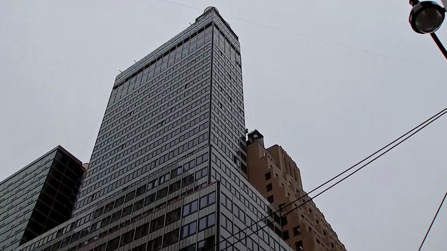 Komisi darurat di Kota New York mengevakuasi sebuah gedung pencakar langit nan sedang direnovasi di area Manhattan setelah dua kolom penyangga mengalami kerusakan, sehingga gedung tersebut sempat dikhawatirkan berisiko runtuh pada Selasa (7/7) waktu setempat.