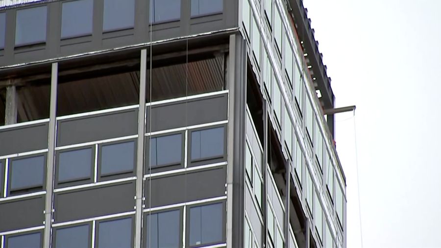 Komisi darurat di Kota New York mengevakuasi sebuah gedung pencakar langit nan sedang direnovasi di area Manhattan setelah dua kolom penyangga mengalami kerusakan, sehingga gedung tersebut sempat dikhawatirkan berisiko runtuh pada Selasa (7/7) waktu setempat.