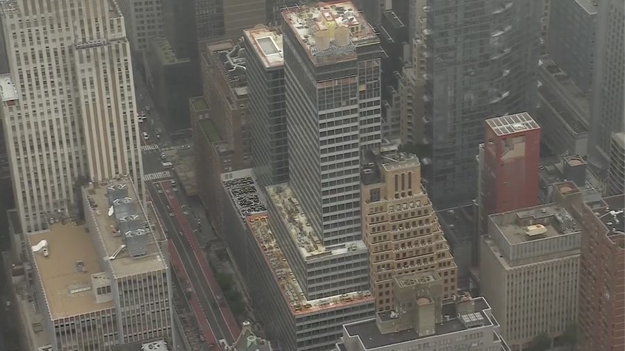 Komisi darurat di Kota New York mengevakuasi sebuah gedung pencakar langit nan sedang direnovasi di area Manhattan setelah dua kolom penyangga mengalami kerusakan, sehingga gedung tersebut sempat dikhawatirkan berisiko runtuh pada Selasa (7/7/2