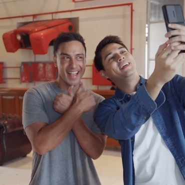 Momen Kocak Maxime Bouttier & Hamish Daud Selfie Bareng Pose Angkat Jari ala Bapak-bapak