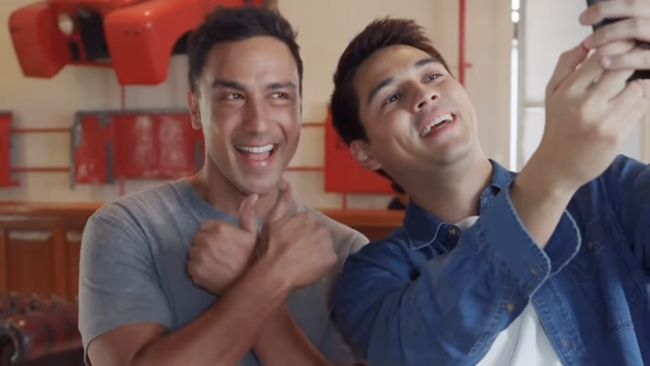 Momen Kocak Maxime Bouttier dan Hamish Daud Selfie Bareng Pose Angkat Jari ala Bapak-bapak