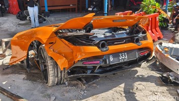 McLaren owned by YouTuber Andra ST splits in two after hitting utility pole