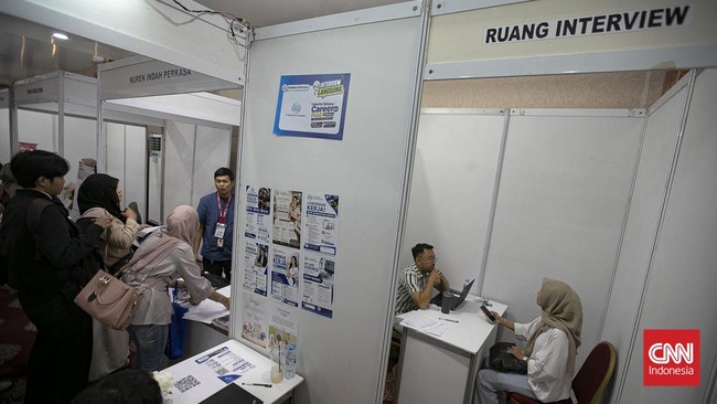Pencari kerja mengikuti sesi walking interview Jakarta Job Fair di Gedung Nyi Ageng Serang, Setiabudi, Jakarta, Rabu (8/7). (CNNIndonesia/Adi ibrahim).