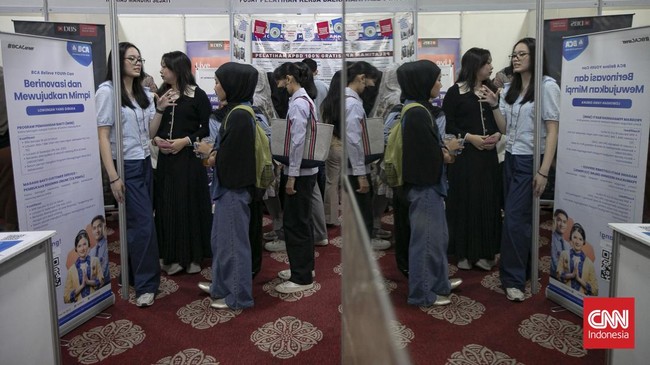 Pencari kerja mengikuti sesi walking interview Jakarta Job Fair di Gedung Nyi Ageng Serang, Setiabudi, Jakarta, Rabu (8/7). (CNNIndonesia/Adi ibrahim).