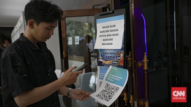 Pencari kerja mengikuti sesi walking interview Jakarta Job Fair di Gedung Nyi Ageng Serang, Setiabudi, Jakarta, Rabu (8/7). (CNNIndonesia/Adi ibrahim).