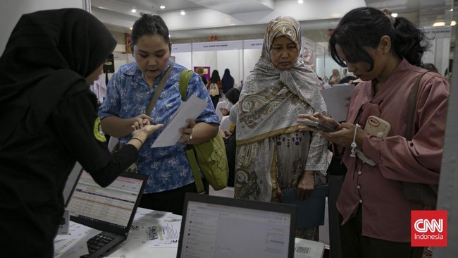 Pencari kerja mengikuti sesi walking interview Jakarta Job Fair di Gedung Nyi Ageng Serang, Setiabudi, Jakarta, Rabu (8/7). (CNNIndonesia/Adi ibrahim).