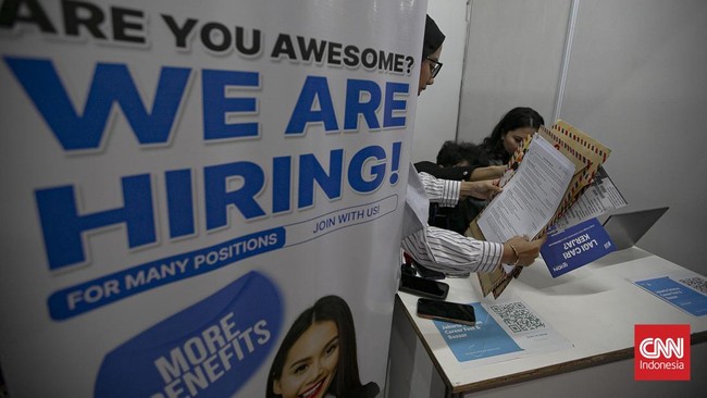 Pencari kerja mengikuti sesi walking interview Jakarta Job Fair di Gedung Nyi Ageng Serang, Setiabudi, Jakarta, Rabu (8/7). (CNNIndonesia/Adi ibrahim).