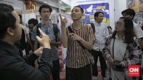 Pencari kerja mengikuti sesi walking interview Jakarta Job Fair di Gedung Nyi Ageng Serang, Setiabudi, Jakarta, Rabu (8/7). (CNNIndonesia/Adi ibrahim).