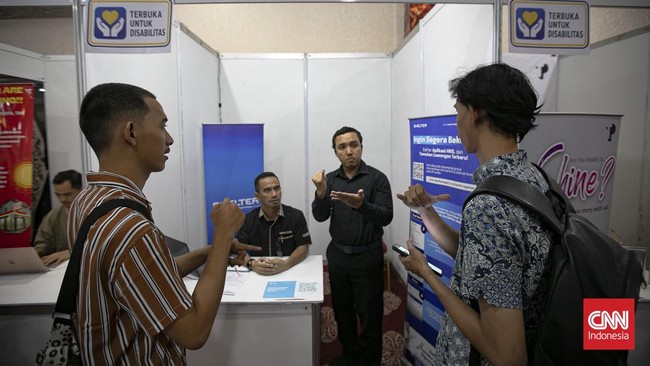 Pencari kerja mengikuti sesi walking interview Jakarta Job Fair di Gedung Nyi Ageng Serang, Setiabudi, Jakarta, Rabu (8/7). (CNNIndonesia/Adi ibrahim).