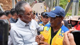 Menteri Pekerjaan Umum (PU) Dody Hanggodo mengapresiasi salah satu tokoh masyarakat bernama Syahrial yang menginisiasi perbaikan sementara Jembatan Enang-Enang di Kabupaten Bener Meriah, Aceh, secara swadaya bersama warga.
