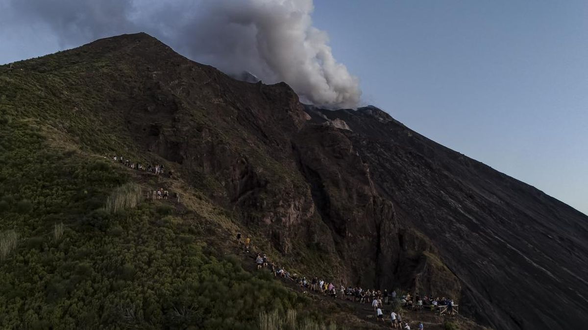 Ledakan lava Gunung Stromboli, Italia.