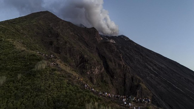 Ledakan lava Gunung Stromboli, Italia.