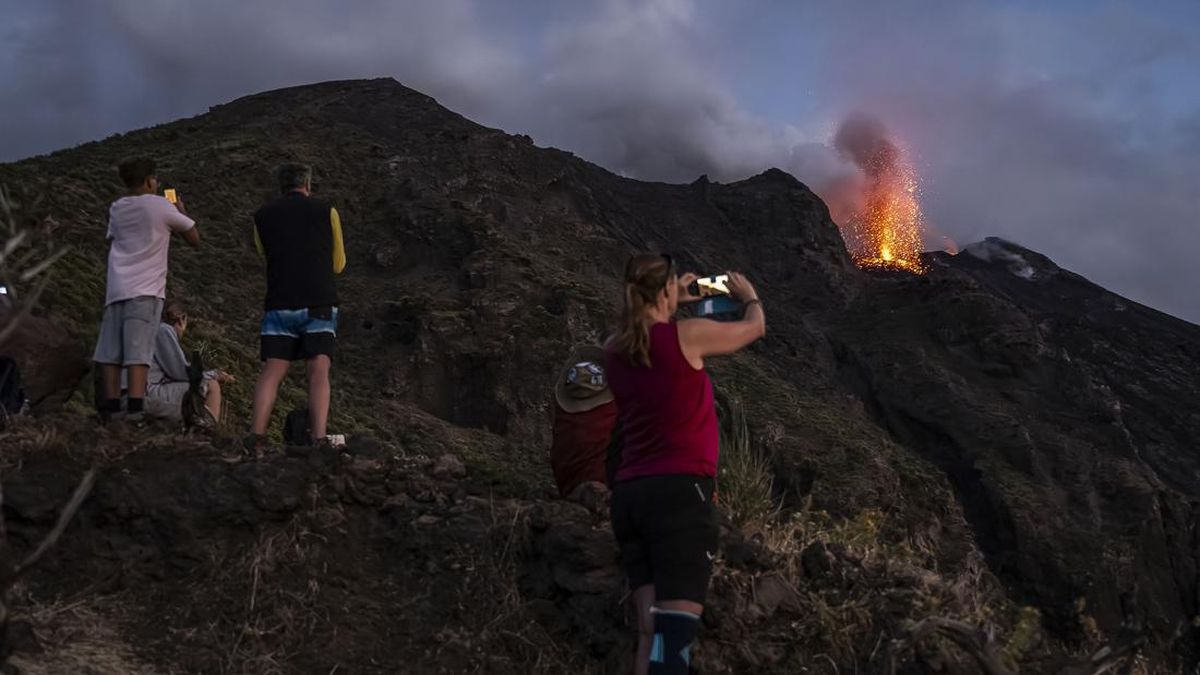 Ledakan lava Gunung Stromboli, Italia.