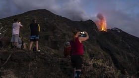 Ledakan lava Gunung Stromboli, Italia.