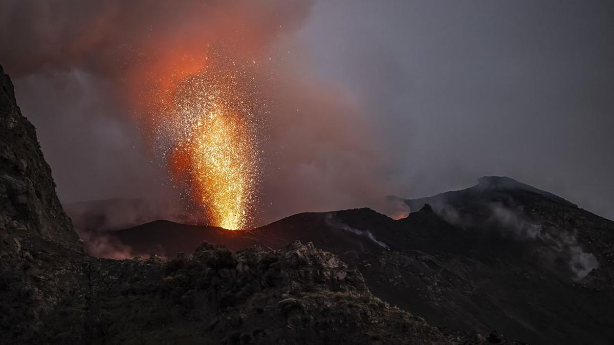 Ledakan lava Gunung Stromboli, Italia.