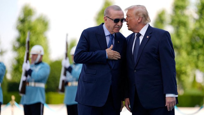 U.S. President Donald Trump speaks with Turkish President Recep Tayyip Erdogan during a formal arrival at the Bestepe Presidential Compound at the NATO summit in Ankara, Turkey, Tuesday, July 7, 2026.     Emrah Gurel/Pool via REUTERS