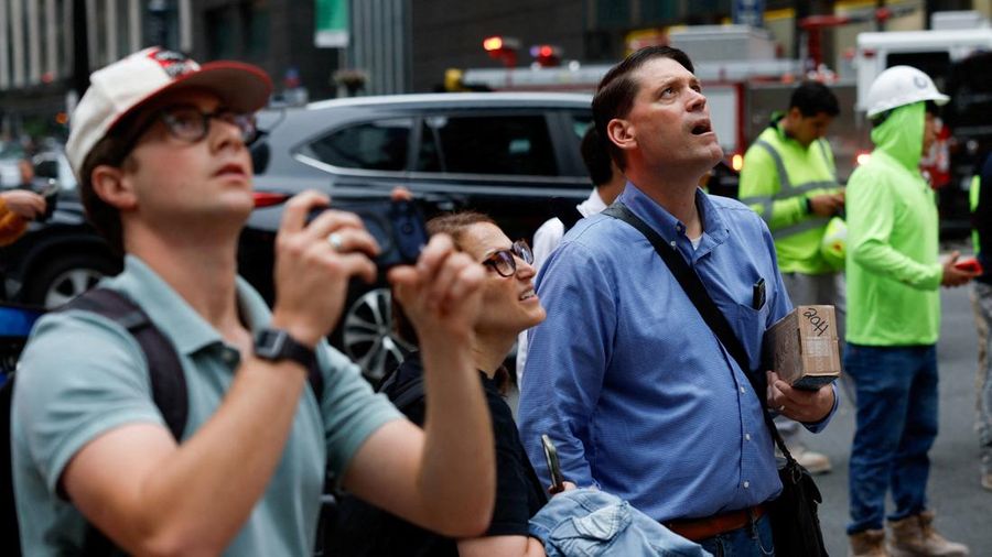 Orang-orang memandang ke arah letak sebuah gedung di Jalan ke-42 nan dilaporkan mengalami masalah struktural di Kota New York, AS, 7 Juli 2026. (REUTERS/Jordan Tovin)