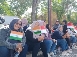 Emak-emak Pegawai SPPG Sambut Presiden Prabowo-PM India Modi di Prambanan