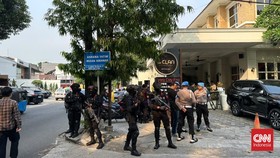 Polda Metro Jaya dan Kortastipidkor Polri menggeledah kafe de'Clan Signature di Cipete, Cilandak, Jakarta Selatan, Rabu (8/7).