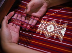 Video detikfinance Check: Ulos Senada dengan Tas Branded