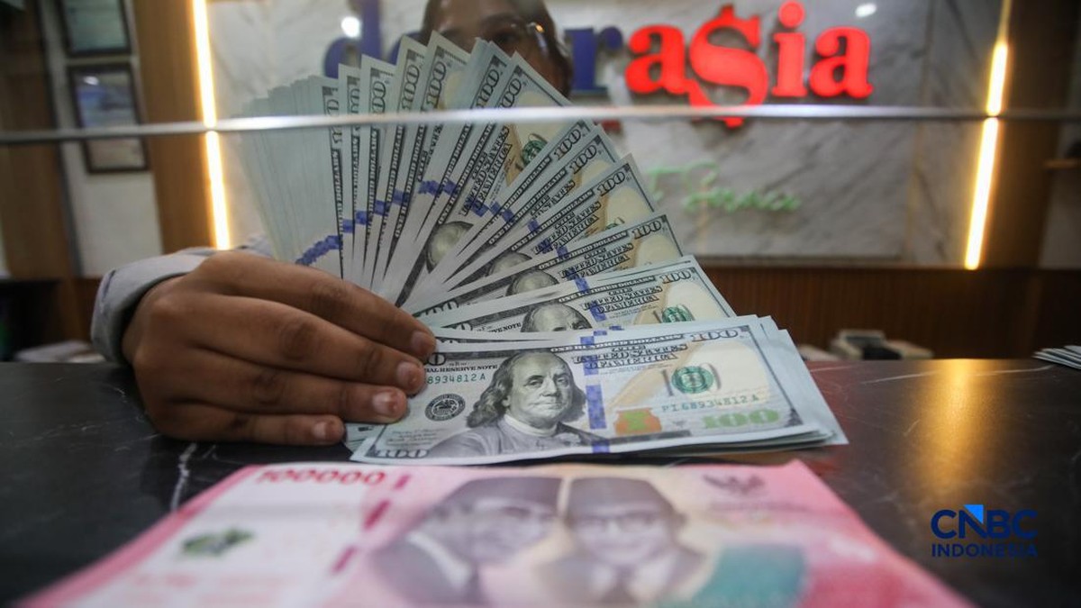 Rupiah Tembus Rp18.000, Inikah Efek Hukuman MSCI?