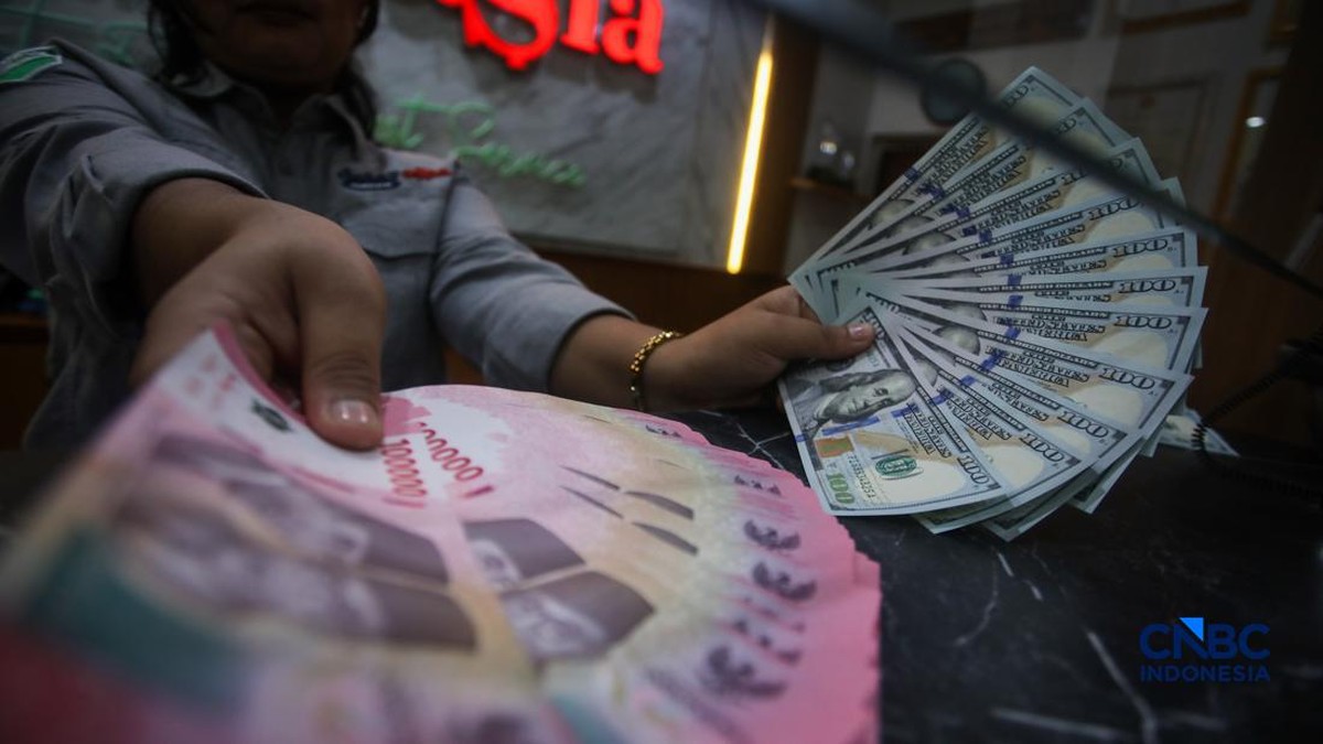 Rupiah Ditutup Menguat 0,50%, Dolar AS Turun ke Rp17.925