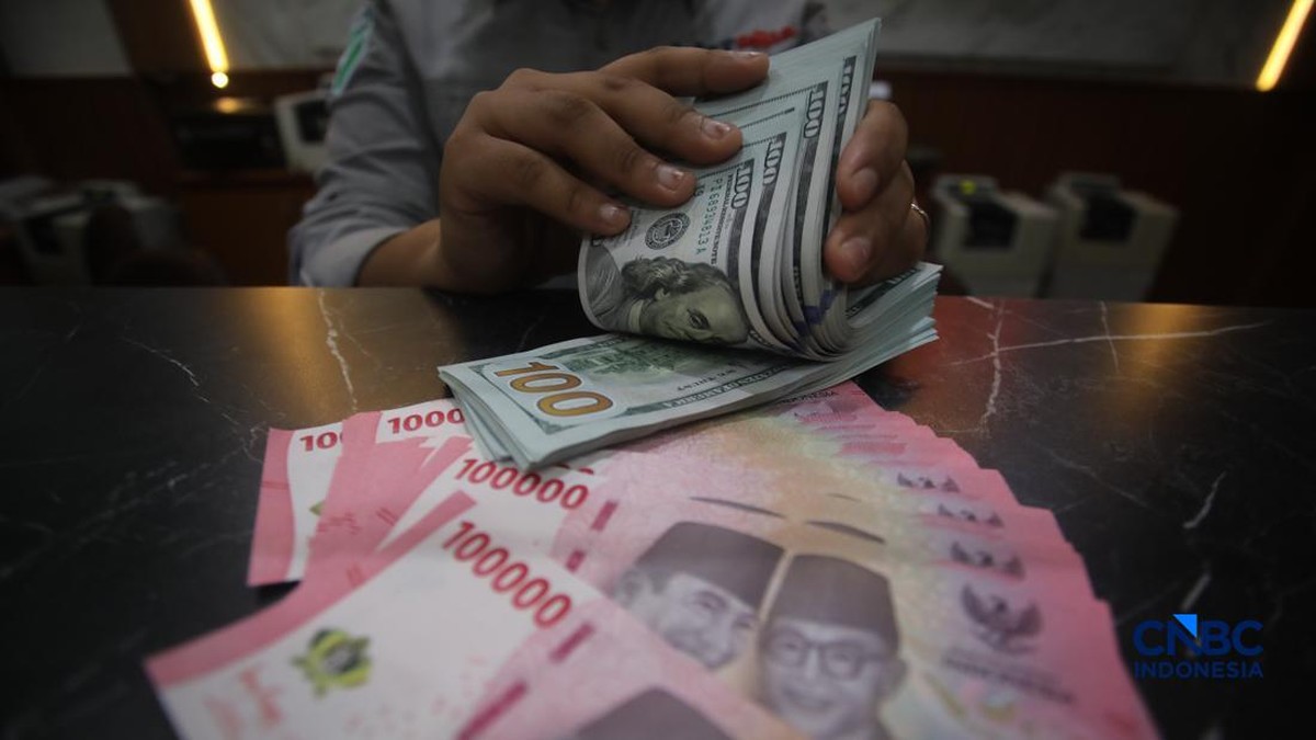 Breaking News! Dolar AS Dekati Rp18.100/ US$