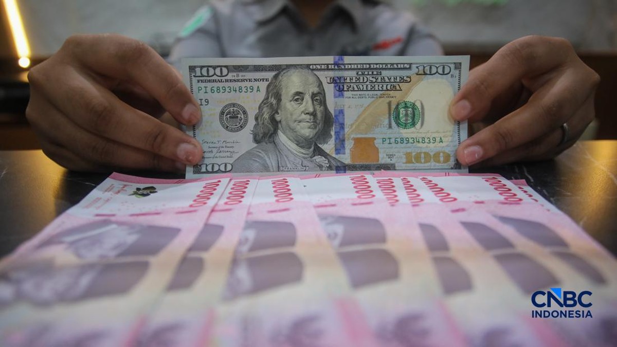 Jelang Akhir Pekan: Rupiah Menguat, Dolar AS Turun Jadi Rp18.045