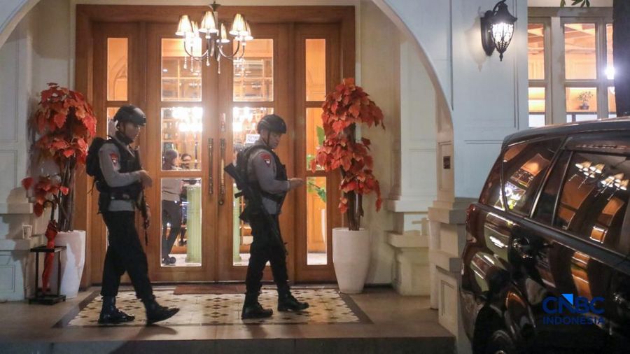 Petugas tim interogator campuran Polri membawa peralatan bukti usai melakukan penggeledahan Kafe de'Clan Signature di area Cipete, Jakarta, Rabu (8/7/2026).