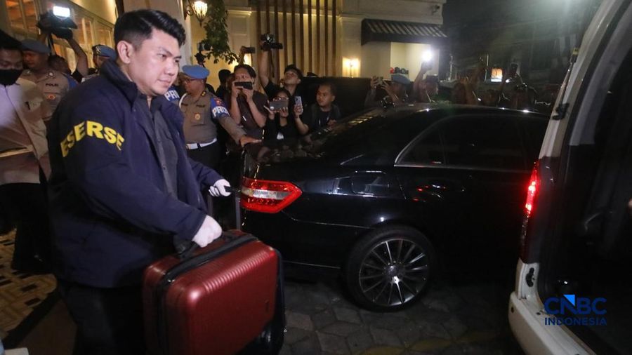 Petugas tim interogator campuran Polri membawa peralatan bukti usai melakukan penggeledahan Kafe de'Clan Signature di area Cipete, Jakarta, Rabu (8/7/2026).