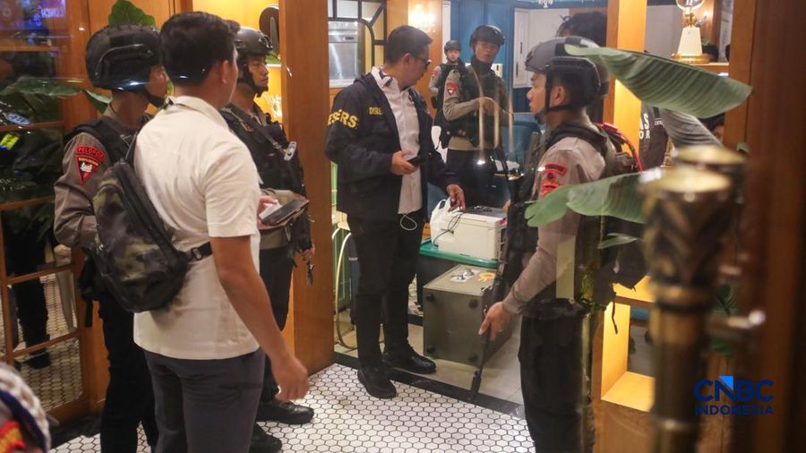 Petugas tim interogator campuran Polri membawa peralatan bukti usai melakukan penggeledahan Kafe de'Clan Signature di area Cipete, Jakarta, Rabu (8/7/2026). (CNBC Indonesia/Faisal Rahman)