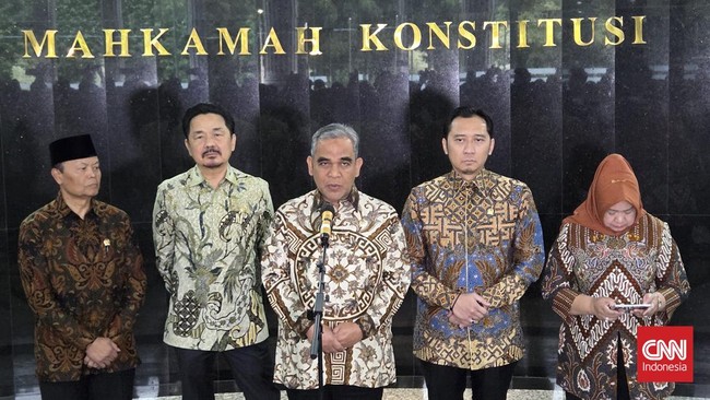 Pimpinan MPR kunjungi MK untuk bahas kewenangan lembaga dan teken MoU. MPR mengaku akan dilibatkan dalam tafsir konstitusi pada tiap putusan MK.