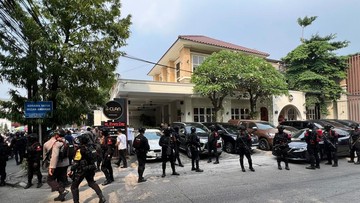 Polisi Temukan Brankas Besar saat Geledah Kafe de'Clan di Cipete